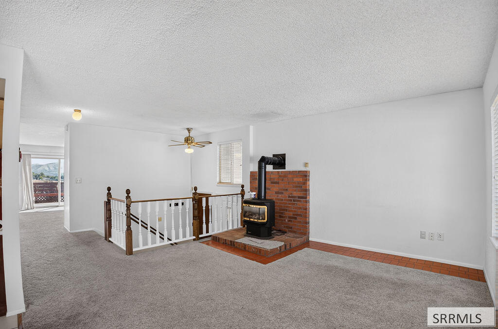 1637 Glacier Street Property Photo 8