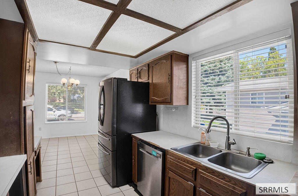 1637 Glacier Street Property Photo 15