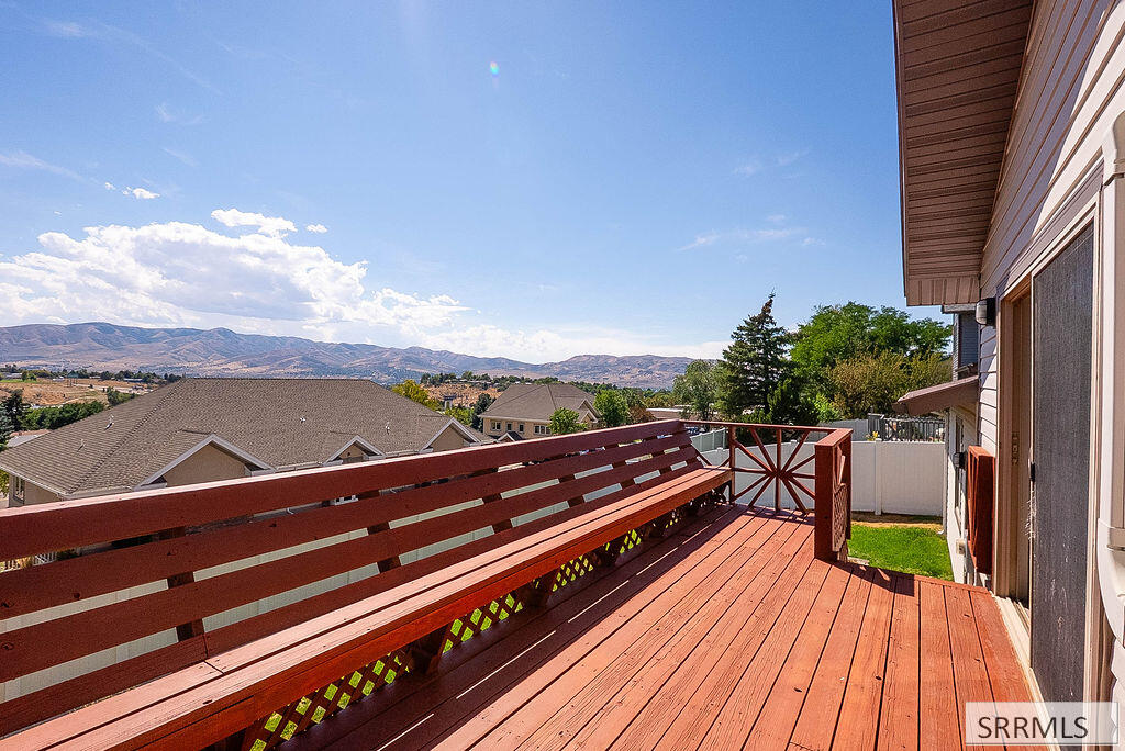 1637 Glacier Street Property Photo 22