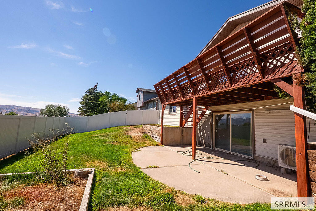 1637 Glacier Street Property Photo 43