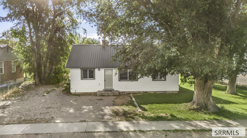 657 1st W Property Photo 1