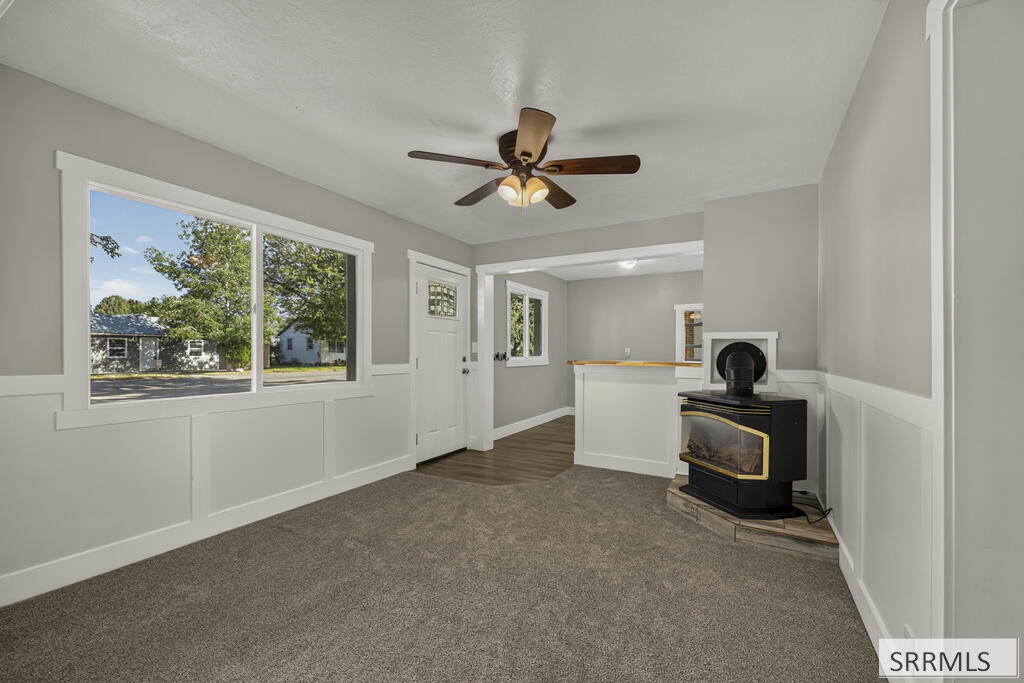 657 1st W Property Photo 2