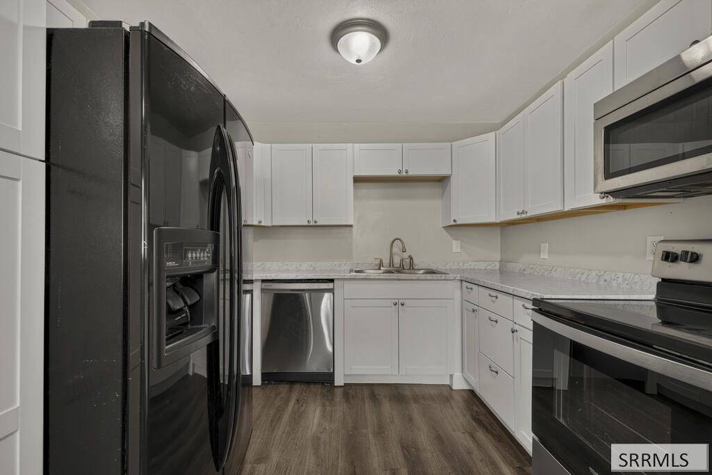 657 1st W Property Photo 3