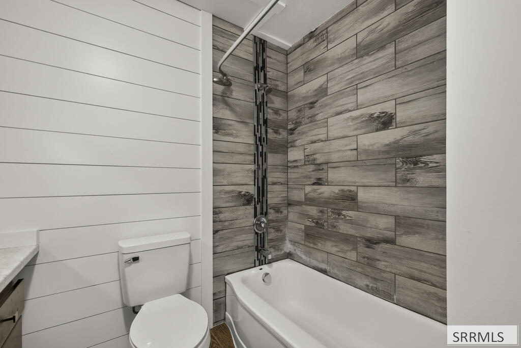 657 1st W Property Photo 4