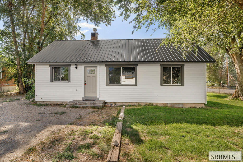 657 1st W Property Photo 5