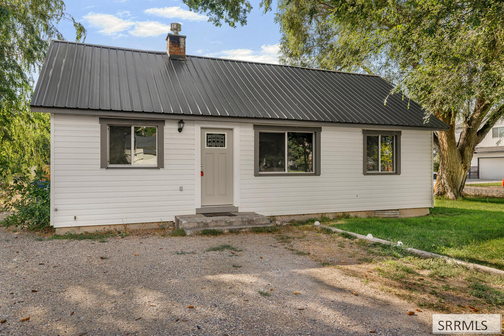 657 1st W Property Photo 6