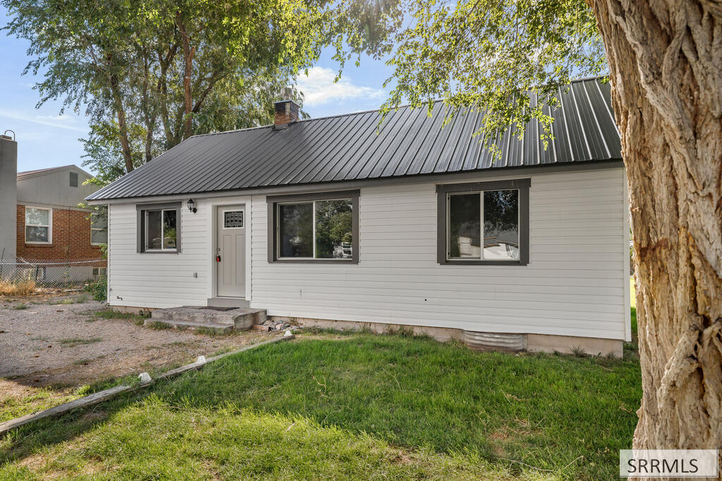 657 1st W Property Photo 7