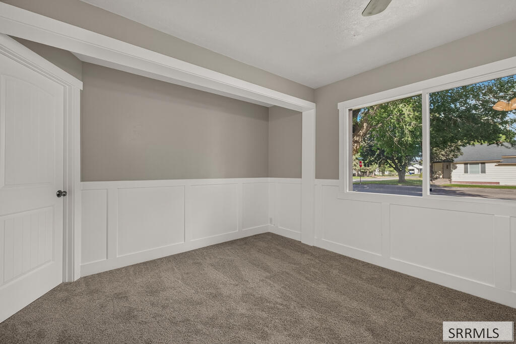 657 1st W Property Photo 8