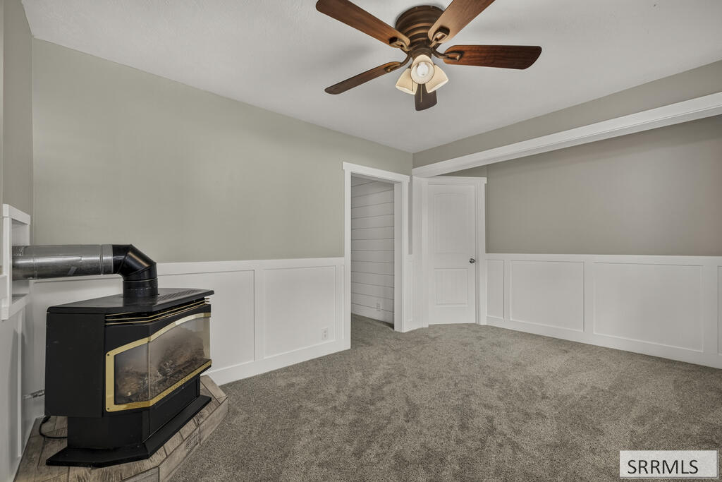 657 1st W Property Photo 9