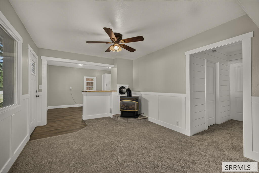 657 1st W Property Photo 10
