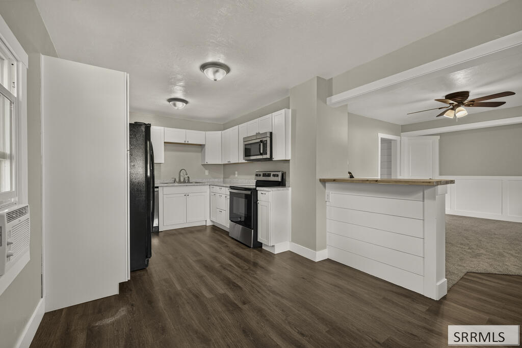657 1st W Property Photo 11