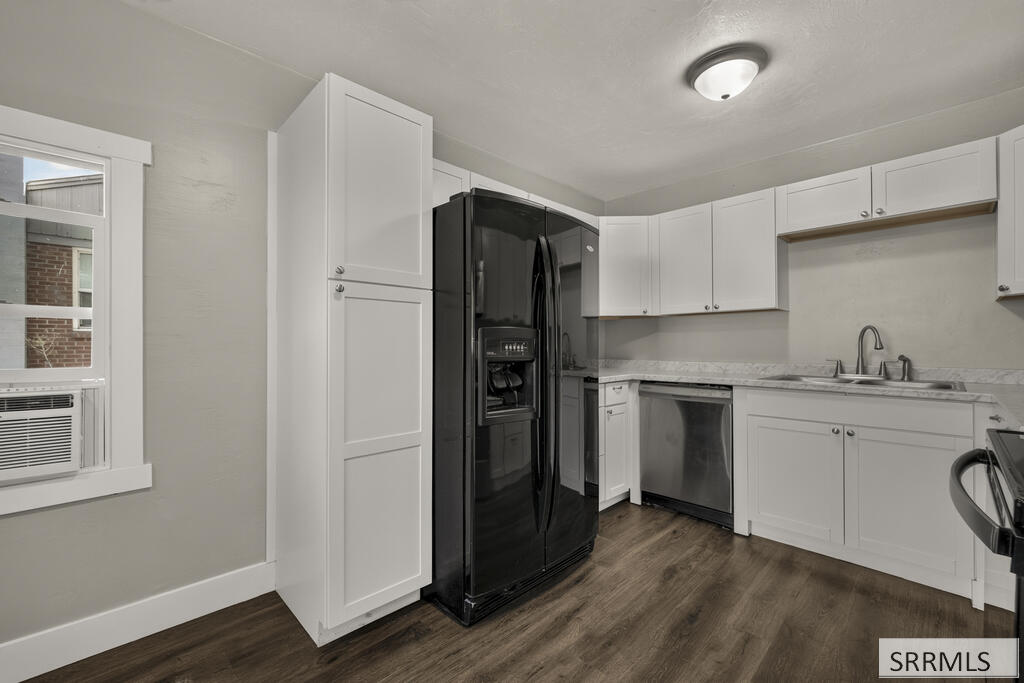 657 1st W Property Photo 14