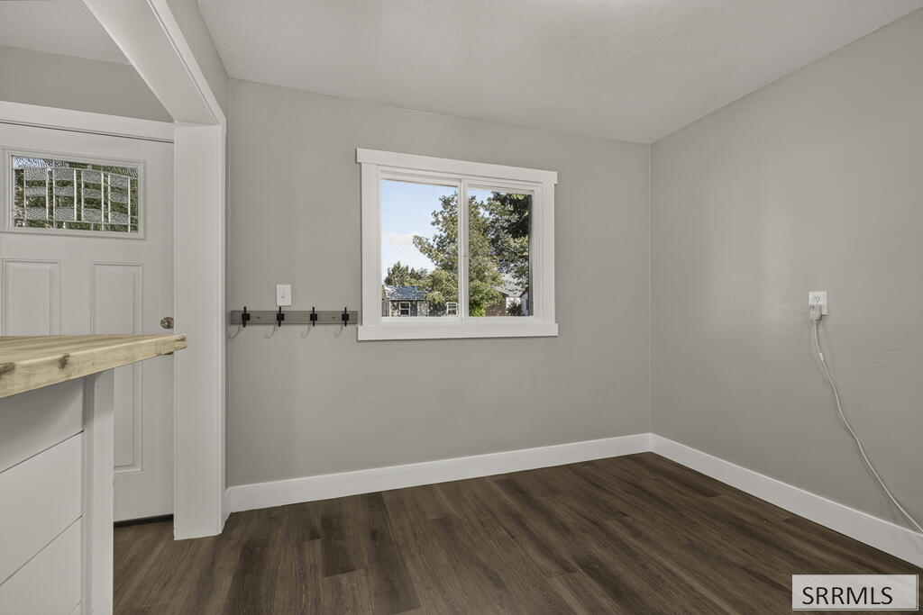657 1st W Property Photo 16