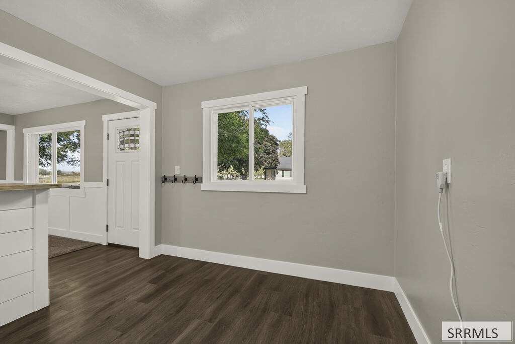 657 1st W Property Photo 17