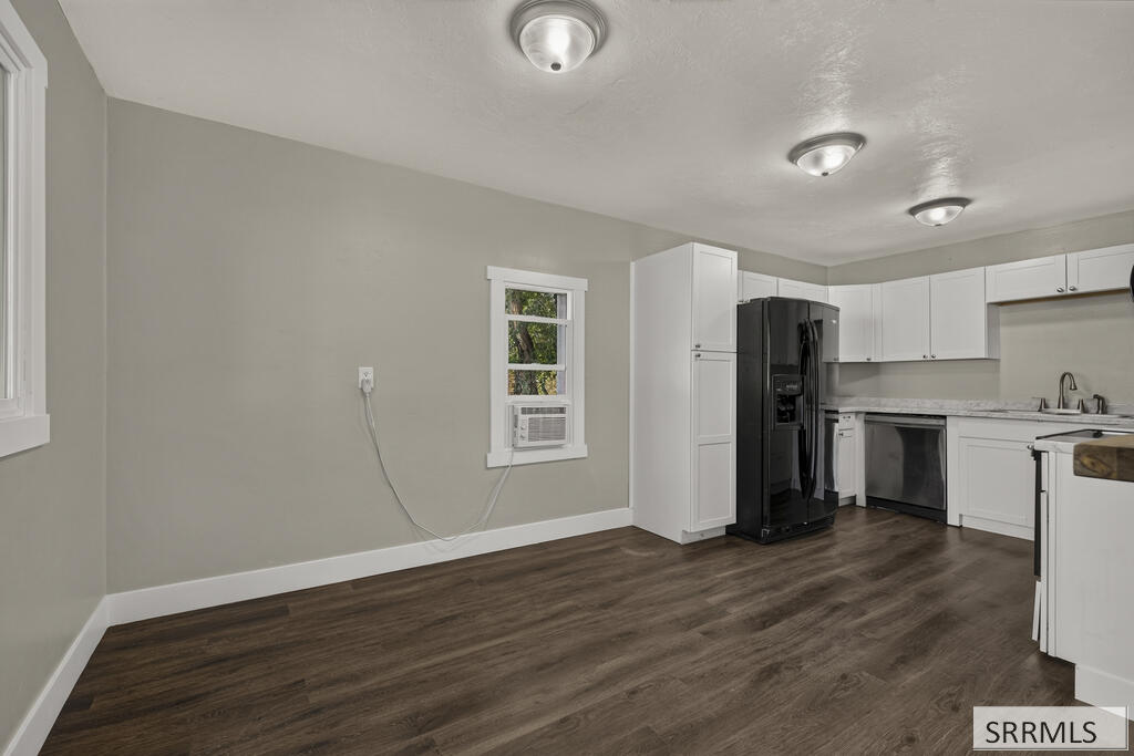 657 1st W Property Photo 18