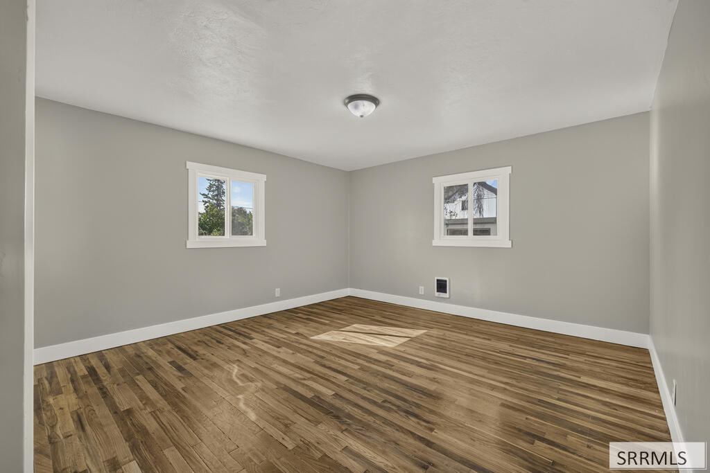 657 1st W Property Photo 19
