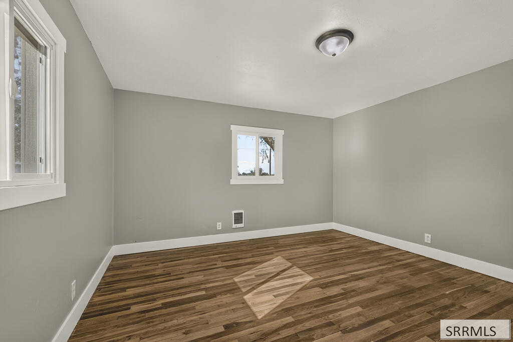 657 1st W Property Photo 20
