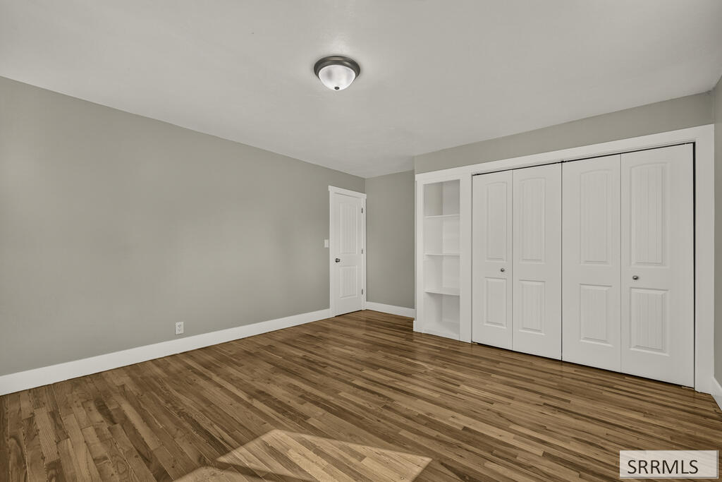 657 1st W Property Photo 21