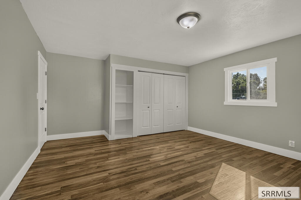 657 1st W Property Photo 22