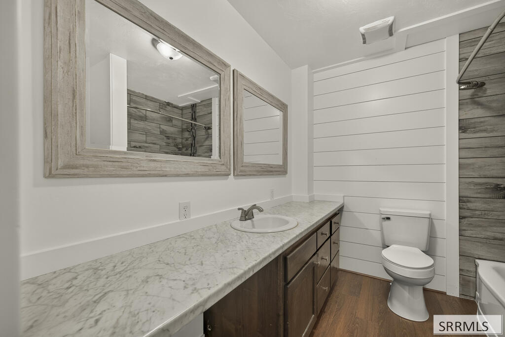 657 1st W Property Photo 23