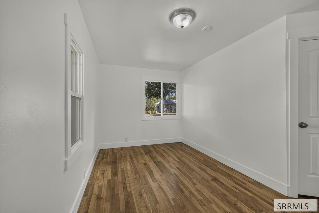 657 1st W Property Photo 25
