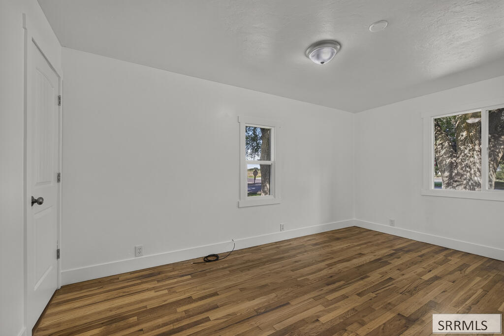 657 1st W Property Photo 26