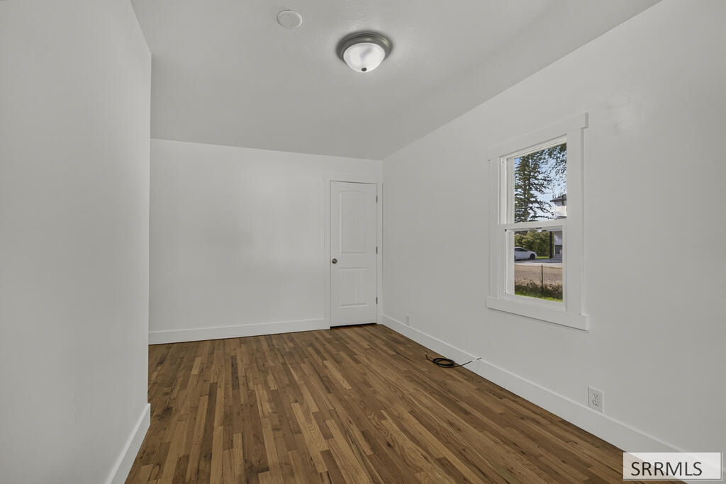 657 1st W Property Photo 27