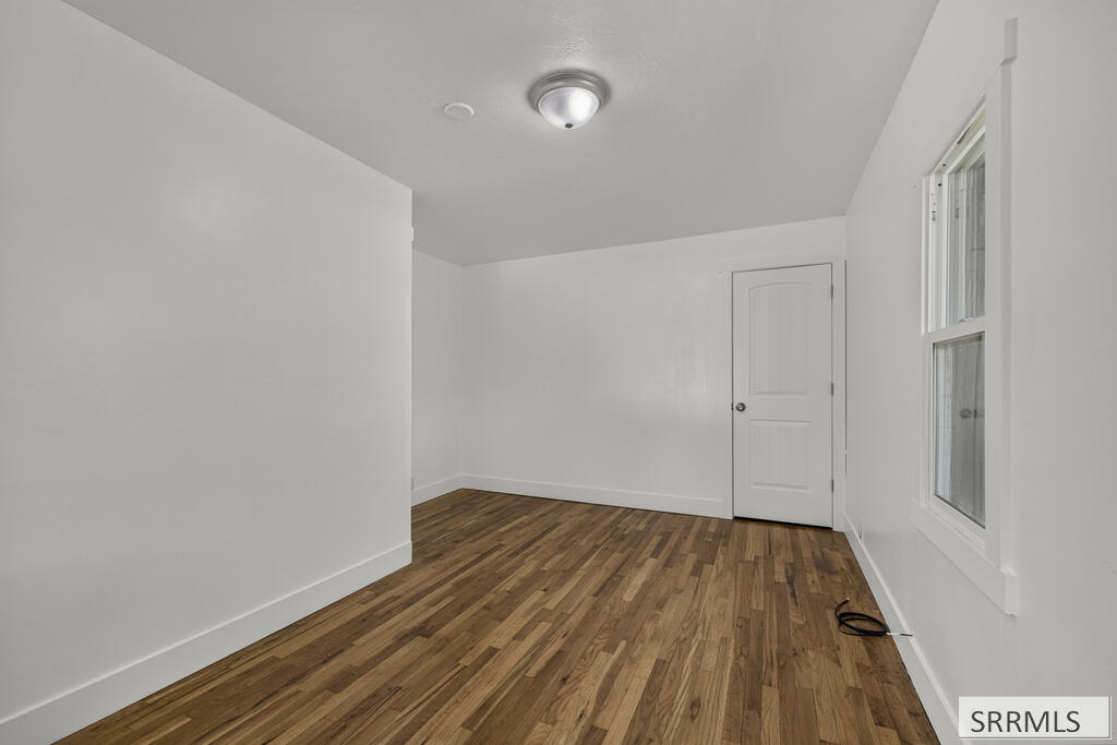 657 1st W Property Photo 28