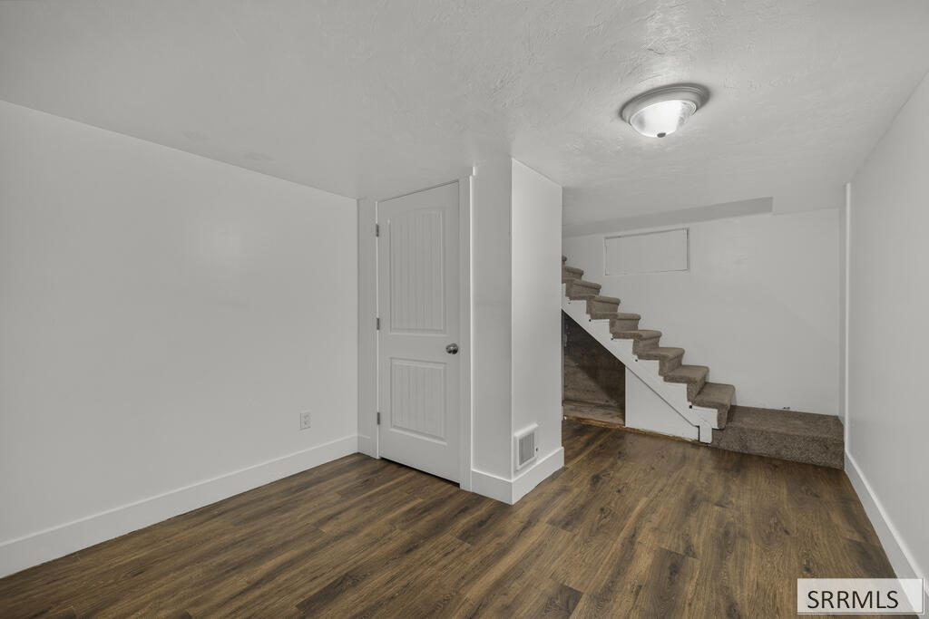 657 1st W Property Photo 29