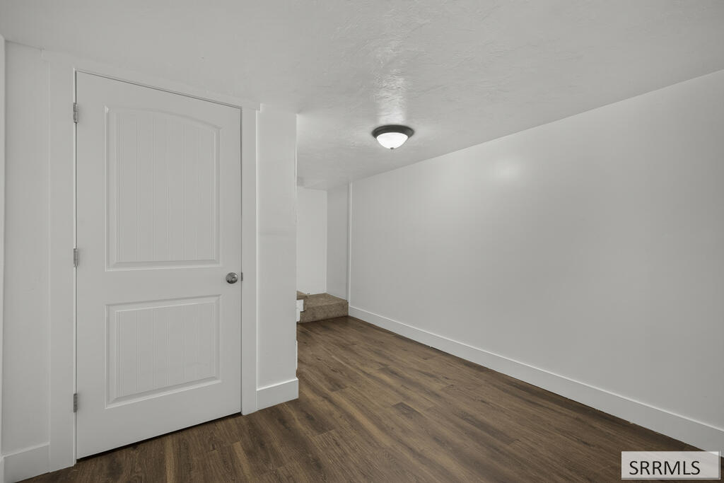 657 1st W Property Photo 30