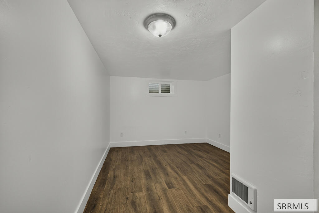 657 1st W Property Photo 31