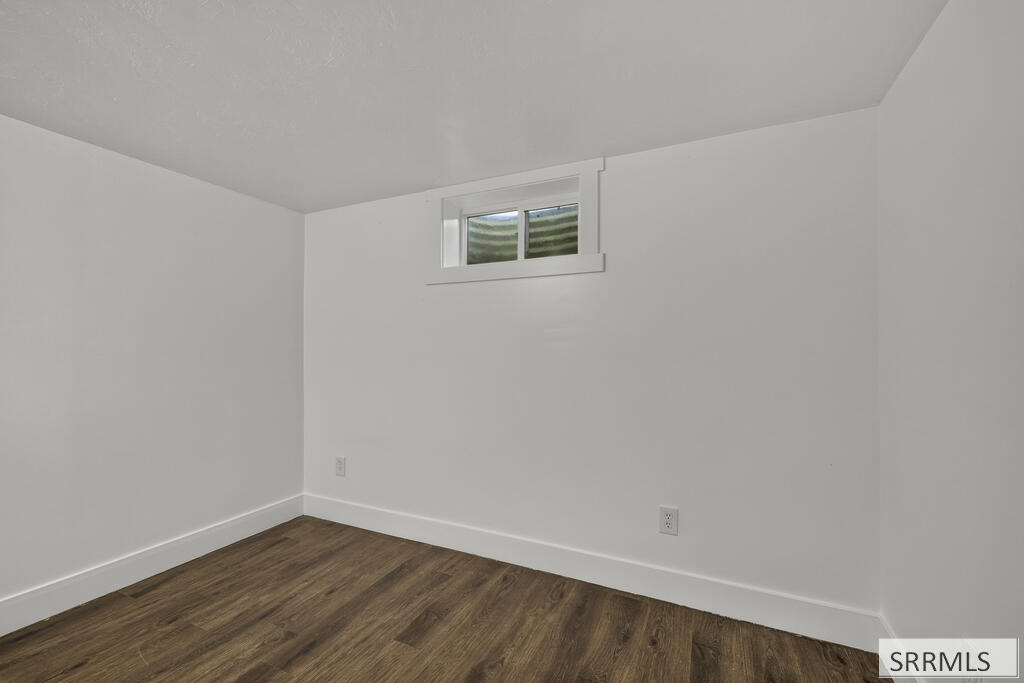 657 1st W Property Photo 32