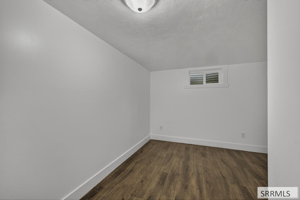 657 1st W Property Photo 33