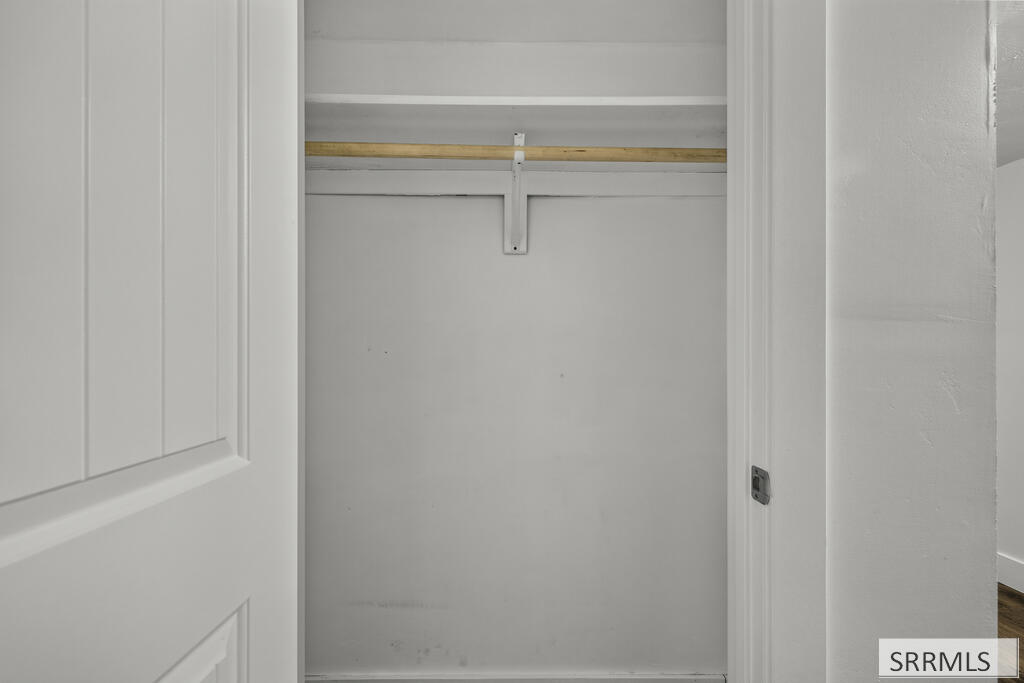 657 1st W Property Photo 34