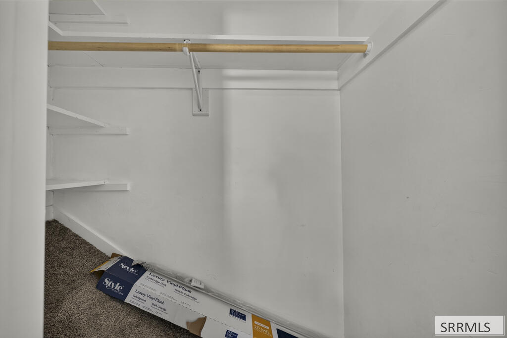 657 1st W Property Photo 35