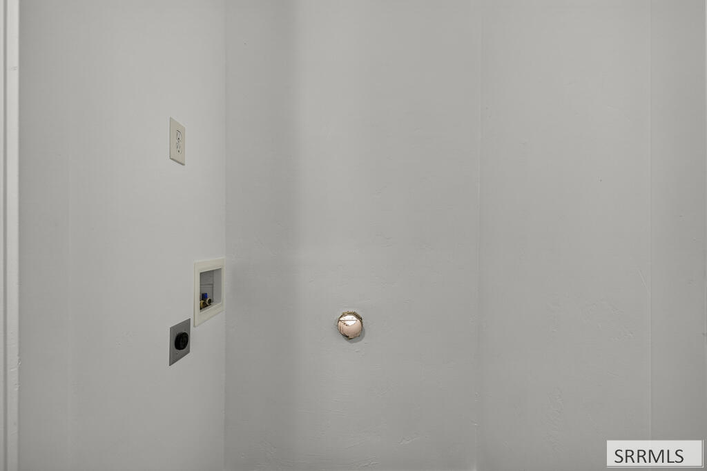 657 1st W Property Photo 36