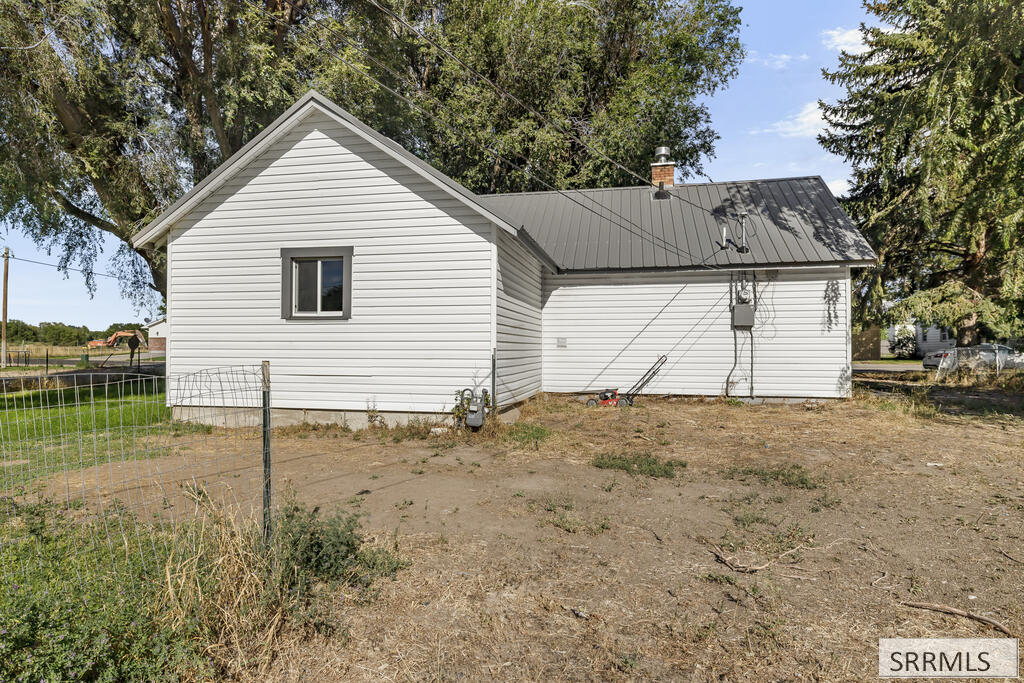 657 1st W Property Photo 38
