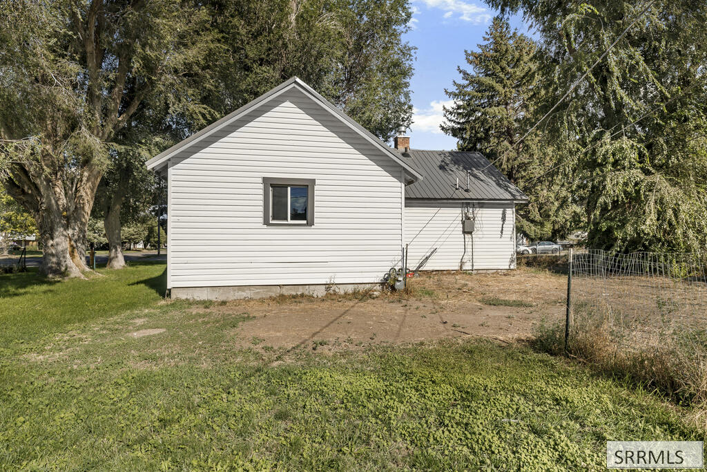 657 1st W Property Photo 39