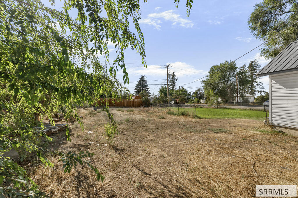 657 1st W Property Photo 40