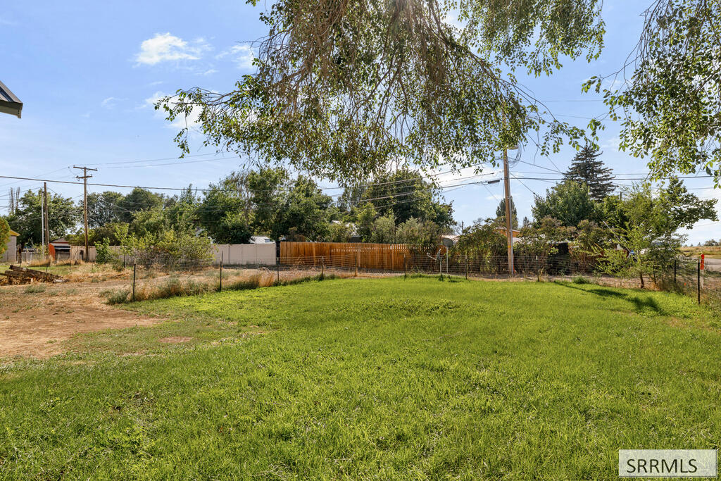 657 1st W Property Photo 41