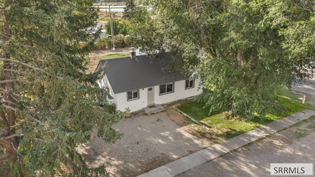 657 1st W Property Photo 42