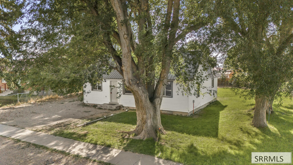 657 1st W Property Photo 43