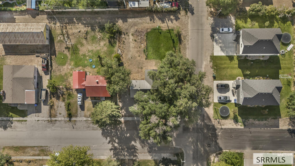 657 1st W Property Photo 44