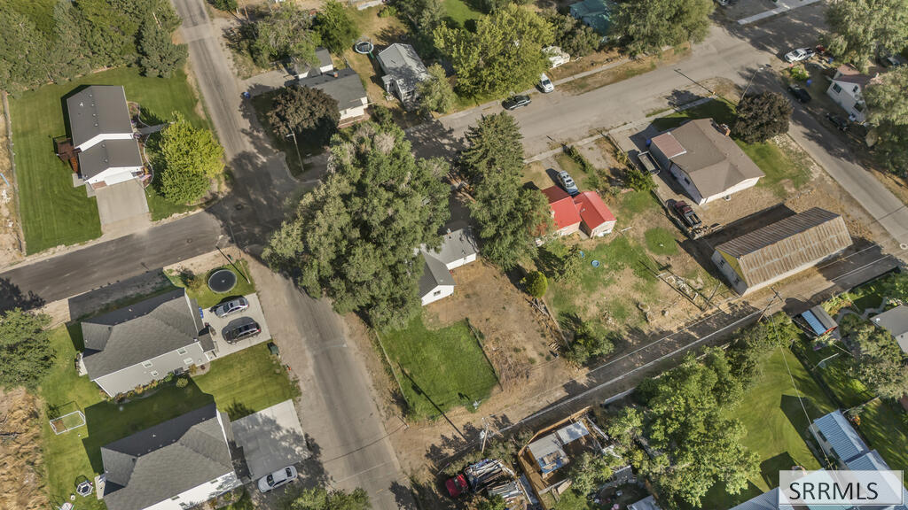 657 1st W Property Photo 45