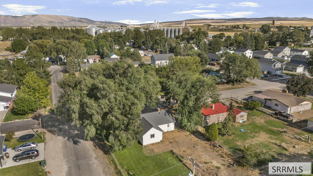 657 1st W Property Photo 46
