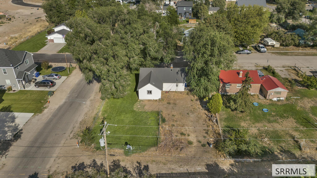 657 1st W Property Photo 47
