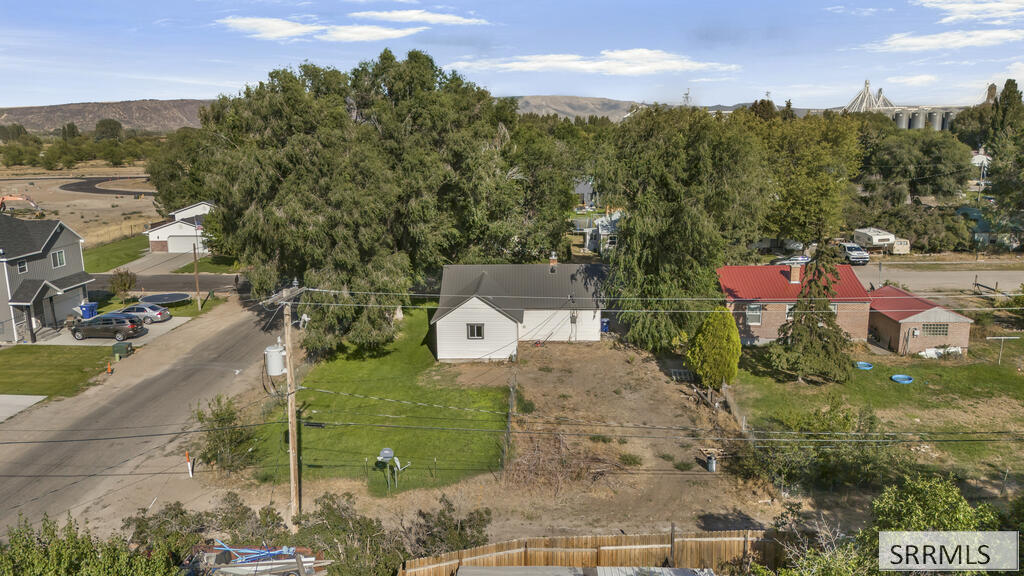657 1st W Property Photo 48