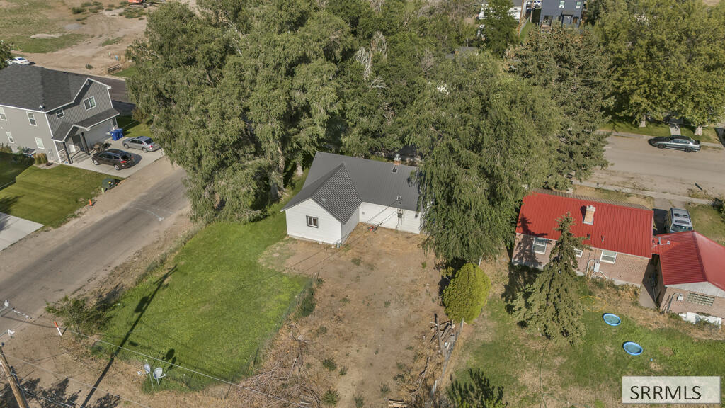 657 1st W Property Photo 49