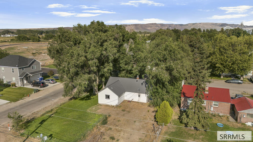657 1st W Property Photo 50