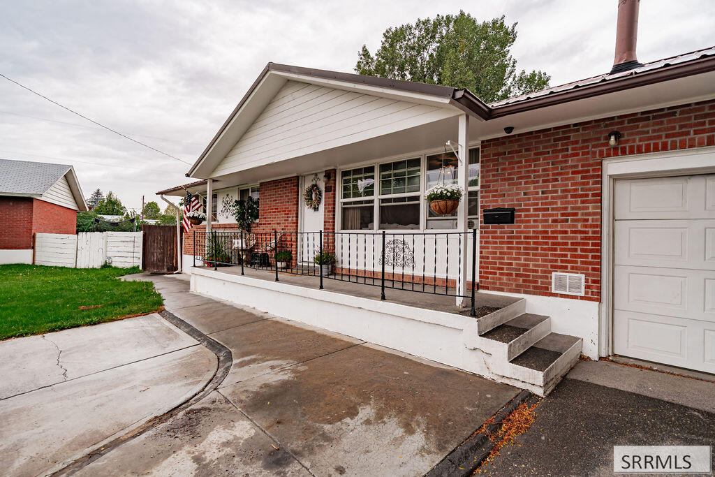 867 Maplewood Drive Property Photo 10